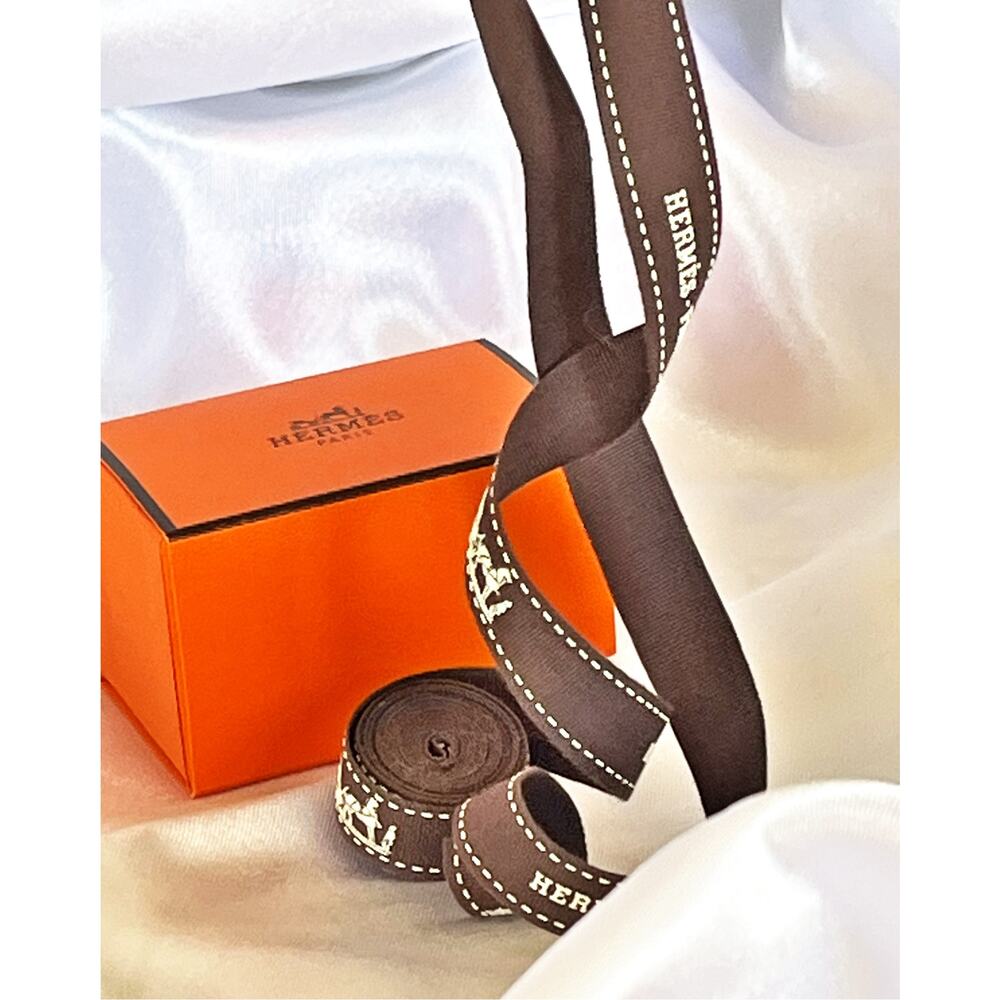 HERMÈS Paris Brown Ribbon Gift Wrapping Signature Embossed Horse And Carriage - Picture 5 of 9